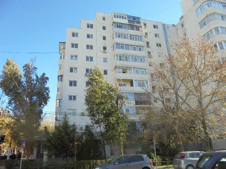 Apartament cu 4 camere decomandat în Central