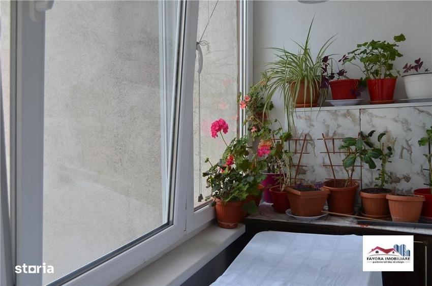 Apartament cu 3 camere decomandat în Corina