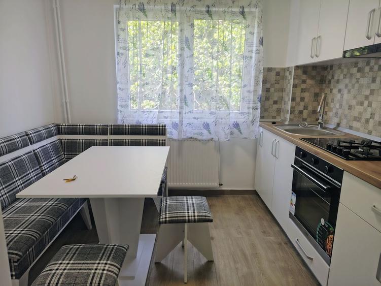 Apartament cu 3 camere semidecomandat, mobilat în Cantemir