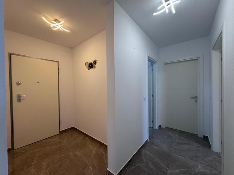 Apartament cu 3 camere decomandat, mobilat în Tractorul