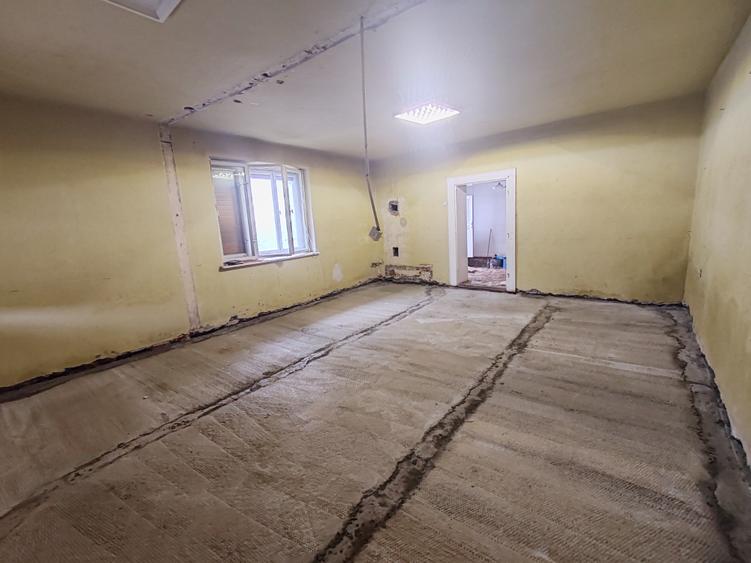 Casă individuală cu 4 camere cu Canalizare în Central