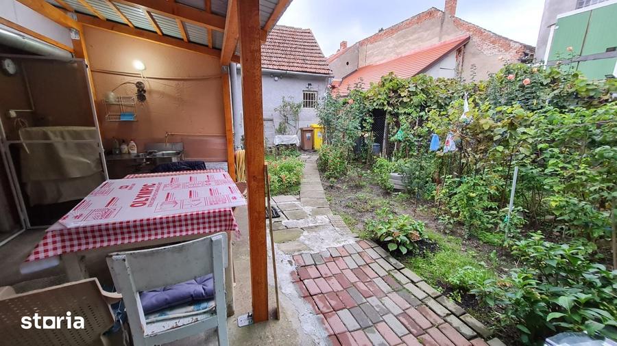 Casă cu Teren 200 Mp în Central