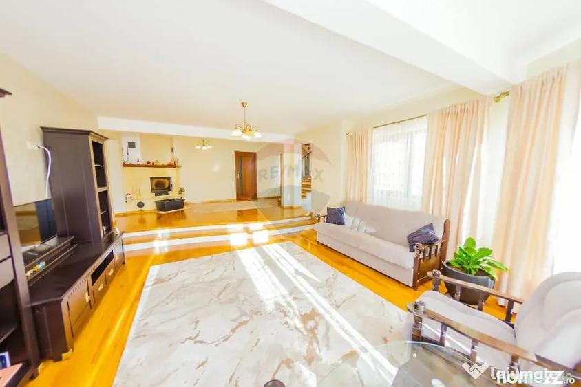 Casă cu 7 camere cu Teren 2823 Mp în Tăuții de Sus