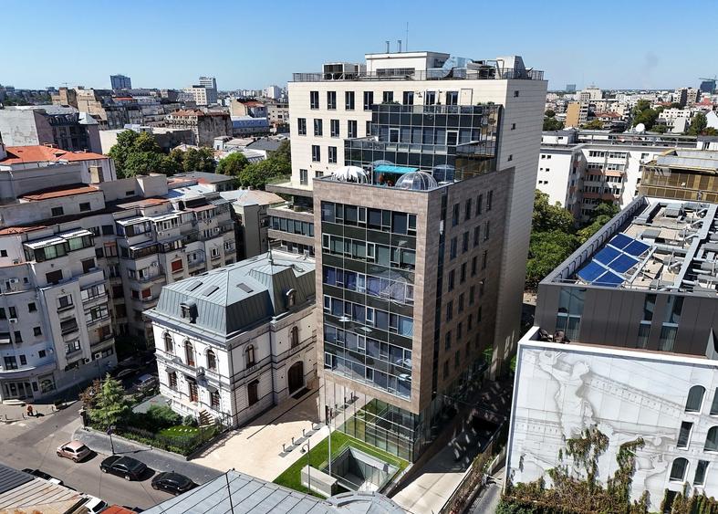 Birou, de 4,900 mp, în Romană