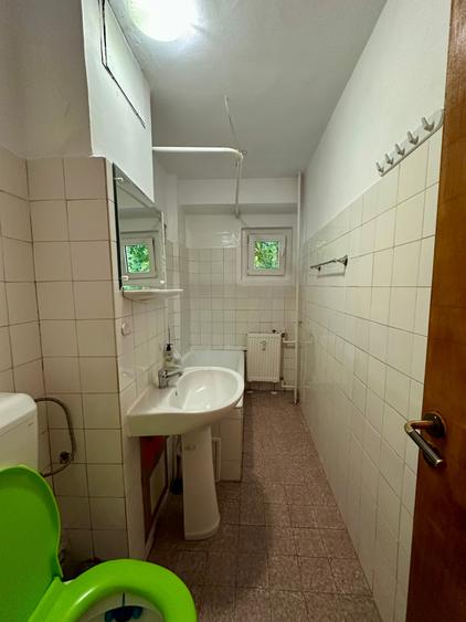 Apartament cu 3 camere decomandat în Tei