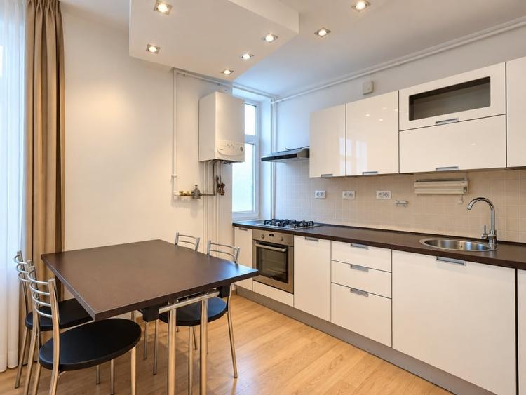 Apartament cu 2 camere decomandat, mobilat în Central