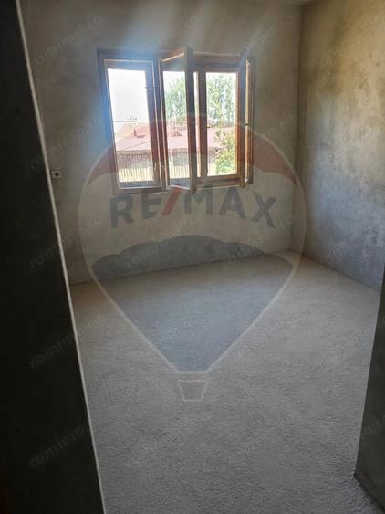 Casă cu 6 camere cu Teren 250 Mp în Central