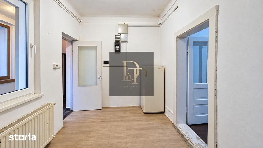 Casă cu 5 camere cu Teren 446 Mp în Florilor