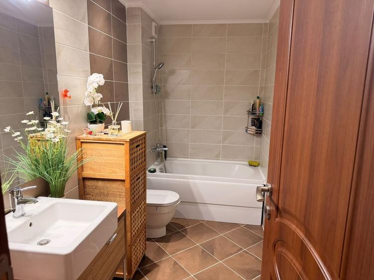 Apartament cu 3 camere semidecomandat, mobilat în Pantelimon