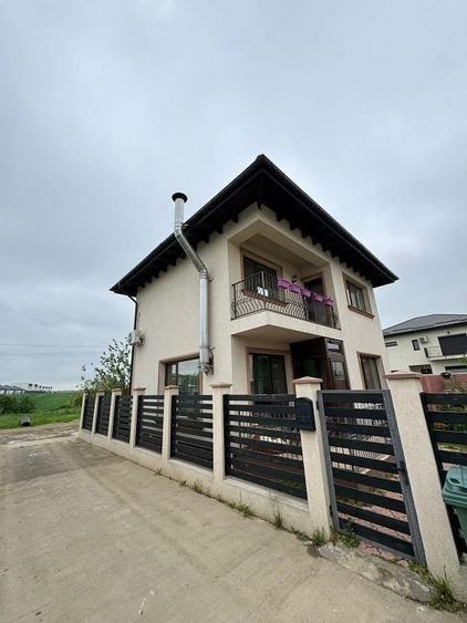 Casă individuală cu 4 camere cu Canalizare în Tunari