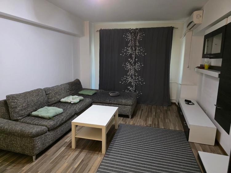 Apartament cu 3 camere semidecomandat în Berceni