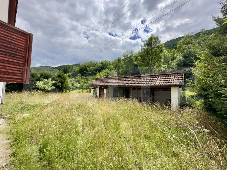 Casă individuală cu 6 camere cu Teren 1670 Mp în Ponorel