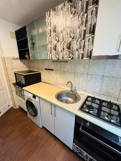 Apartament cu 3 camere semidecomandat în Podu Roș