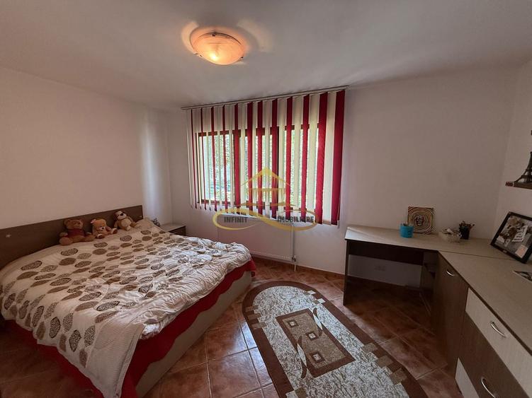 Apartament cu 3 camere decomandat, mobilat în Narcisa