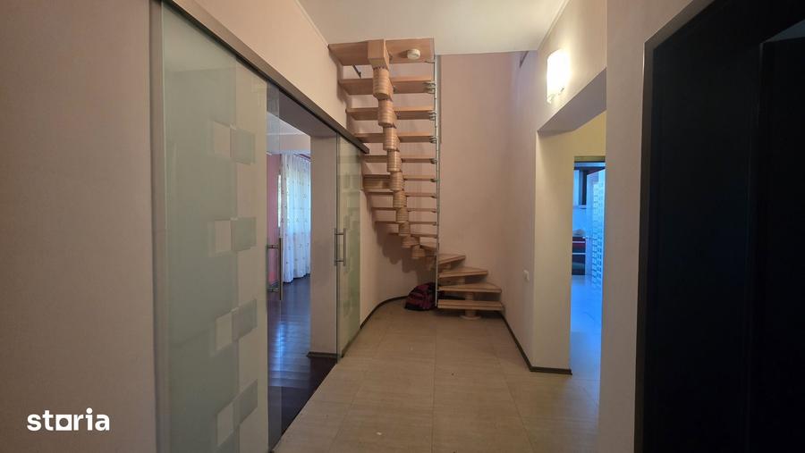 Casă cu 6 camere cu Teren 640 Mp în Grădiștea