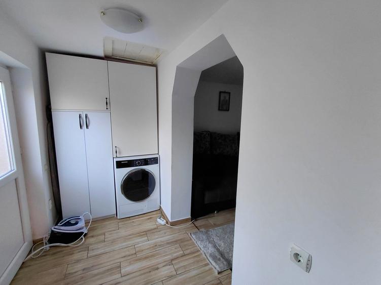 Casă individuală cu 6 camere cu Canalizare în Central