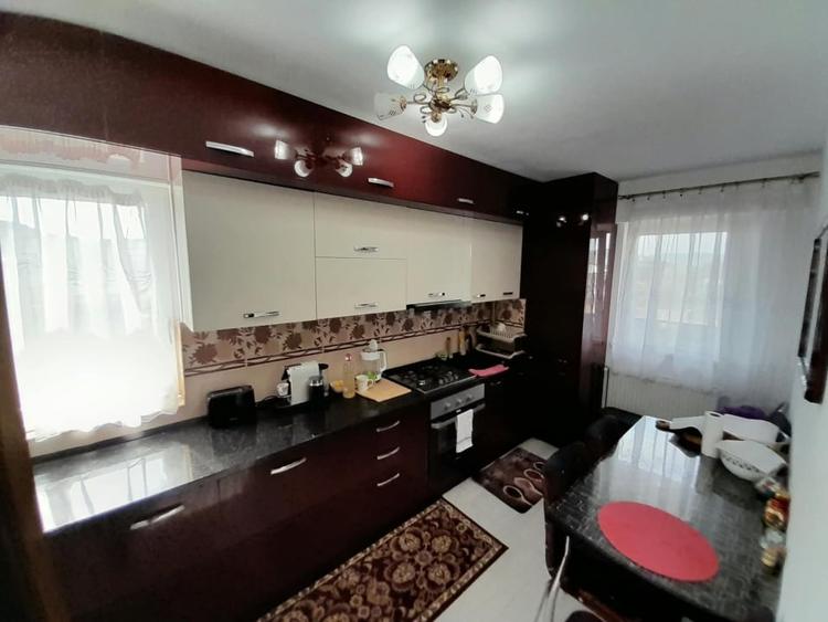 Apartament cu 3 camere decomandat, mobilat în Sud
