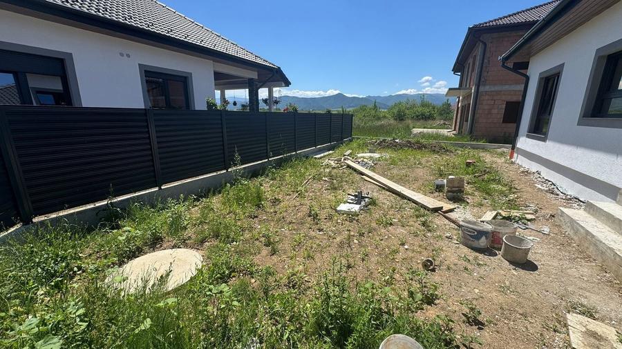 Casă individuală cu 4 camere cu Canalizare în Cristian