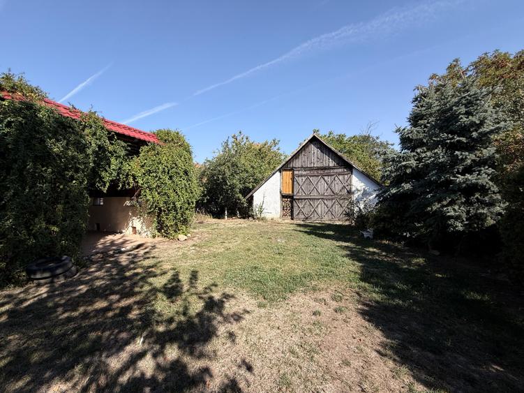 Casă individuală cu 3 camere cu Canalizare în Petrești