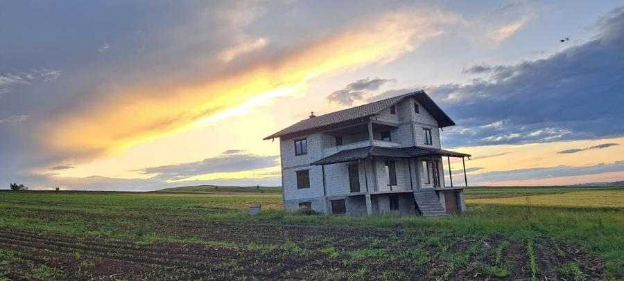 Casă individuală cu 5 camere cu Teren 4360 Mp în Bosanci