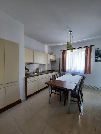Apartament cu 4 camere decomandat în Hipodrom 4