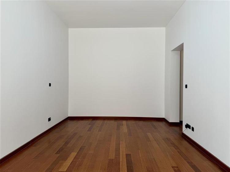 Apartament cu 5 camere decomandat în Primăverii
