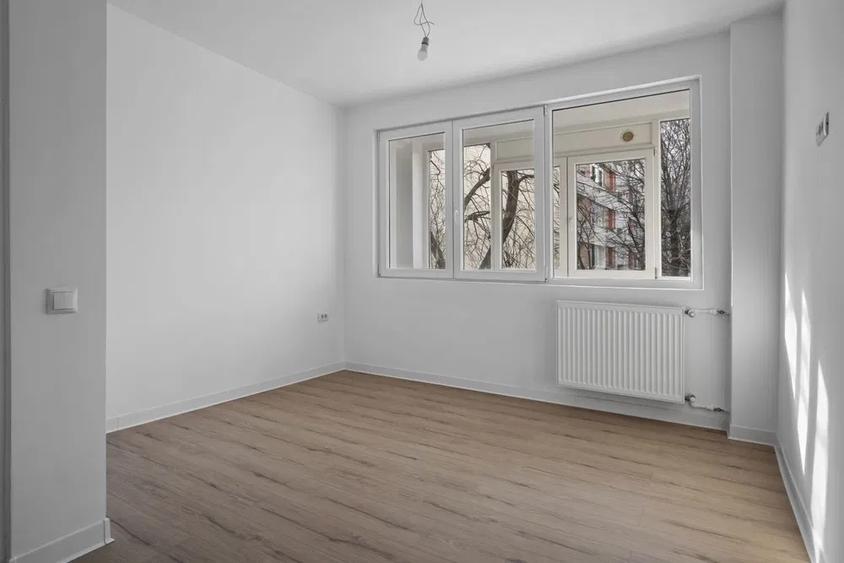 Apartament cu 3 camere semidecomandat în Colentina