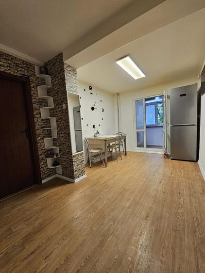 Apartament cu 3 camere semidecomandat, mobilat în Sebastian