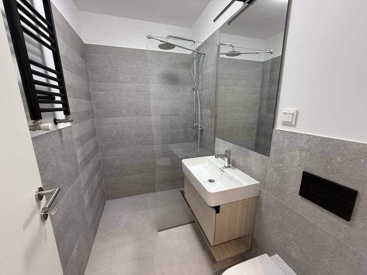 Apartament cu 3 camere semidecomandat, mobilat în Nord