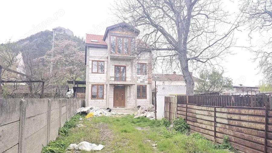 Vand casa la rosu in Deva, D+E+M, constructie din BCA din anul 2020 acoperita cu pod si tigla Vand casa la rosu in Deva, D+E+M, constructie din BCA din anul 2020 acoperita cu pod si tigla