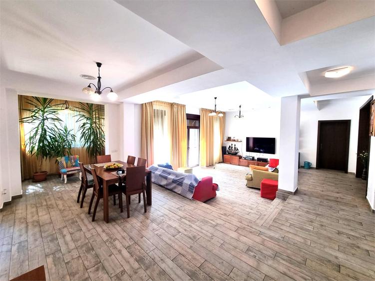 Chitila langa Lacul cu Nuferi si Padure - 2