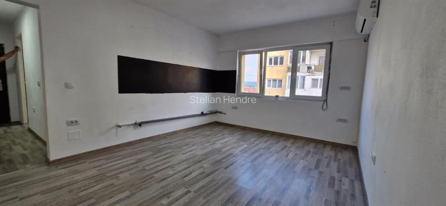 Apartament cu 3 camere semidecomandat în Central Apartament cu 3 camere semidecomandat în Central
