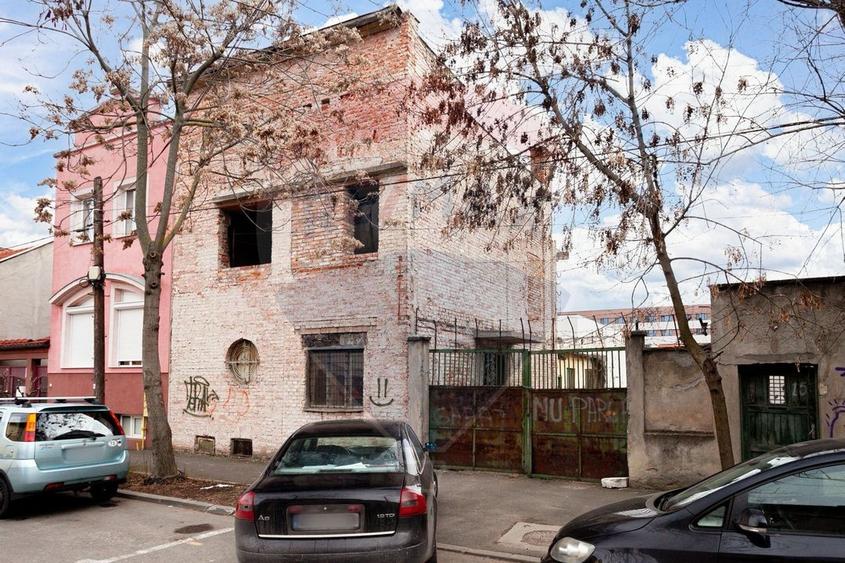 Casă cu teren de 500 mp, situată pe strada Transilvaniei - 1