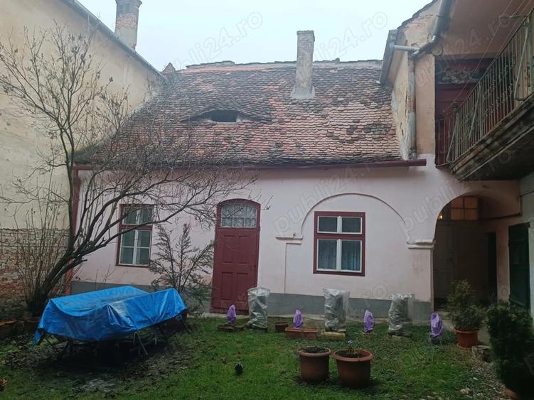 Casa de vanzare in zona centrala - 1