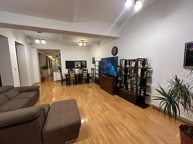 2 spații/apartamente – câte un etaj integral  ,în insulă/intersecție,la  Smith - 8