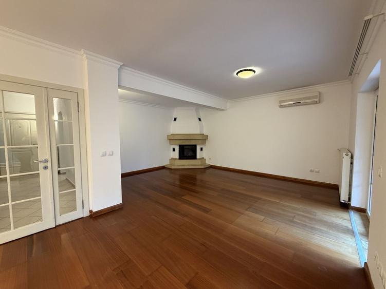 Vila semimobilata  cu 3 dormitoare, piscina exterioara, complex - 4