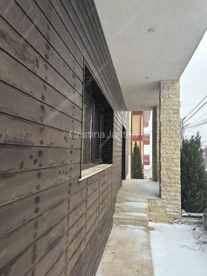 Vilă deosebită cu vedere panoramică la Munții Bucegi - Bușteni, str. Crinului