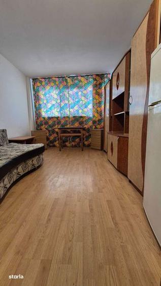 Garsoniera in Onesti, zona de jos, parter. 19.500 euro. - 4