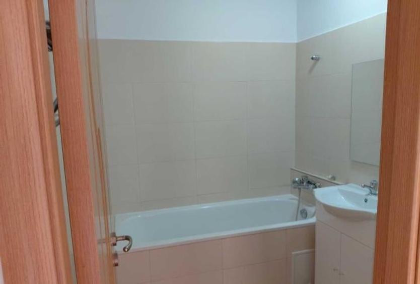 Apartament cu 3 camere semidecomandat în Tineretului