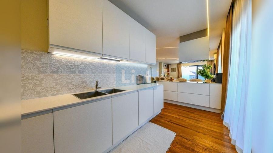 Penthouse cu 4 camere semidecomandat, mobilat în Bună Ziua