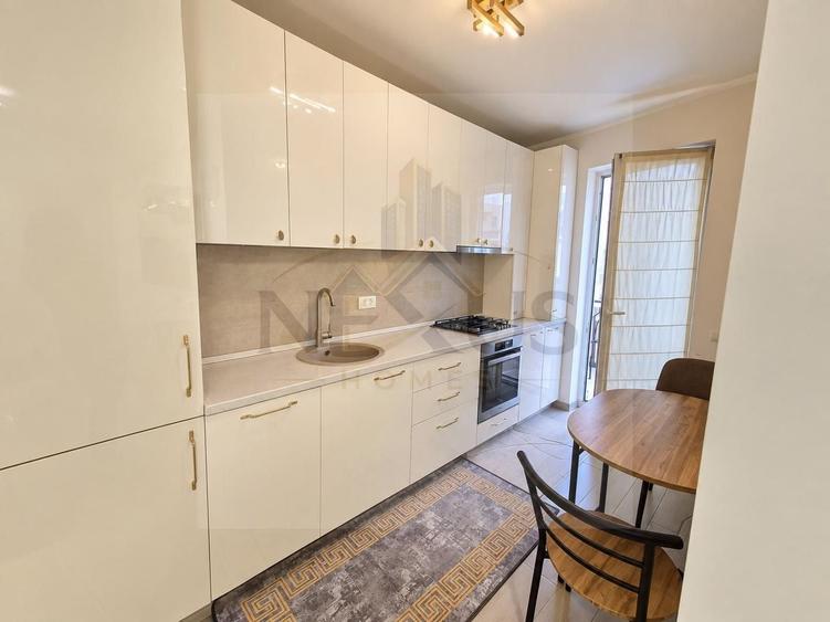 Apartament cu 3 camere semidecomandat, mobilat în Sud