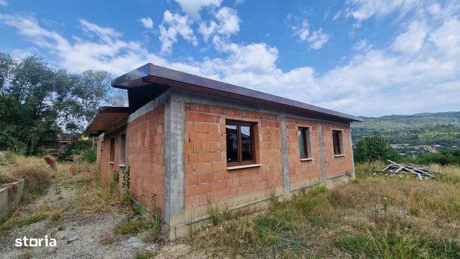 Casă cu 4 camere în Vlădești