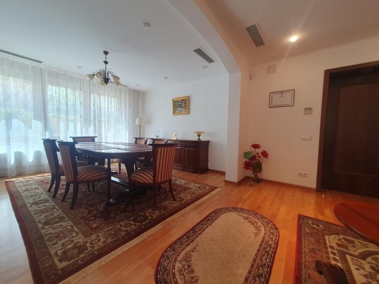Casă cu 17 camere cu Garaj în Primăverii