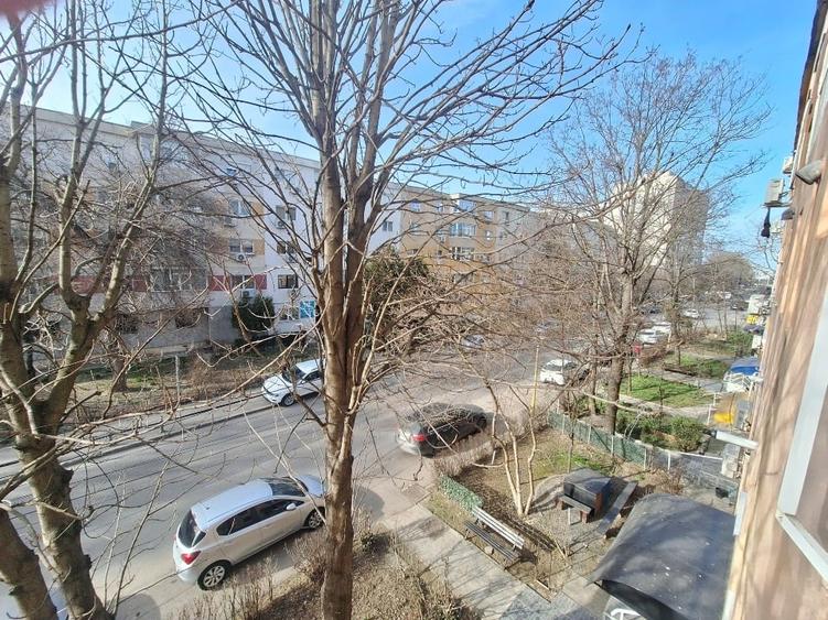 Apartament cu 3 camere semidecomandat în Tomis Nord
