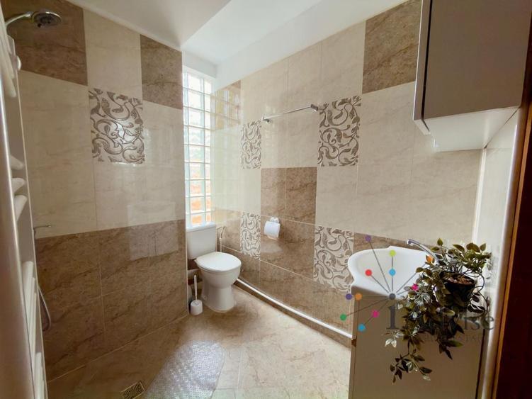 Apartament cu 4 camere semidecomandat în Schei