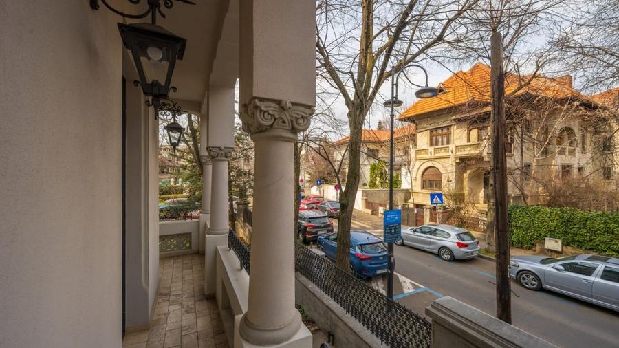 Casă individuală cu 14 camere cu Canalizare în Capitale