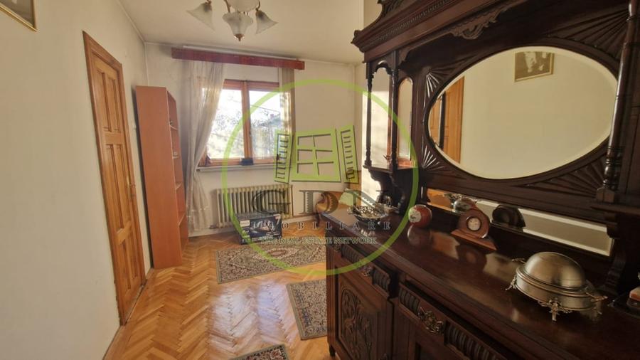 Casă individuală cu 5 camere cu Canalizare în Central