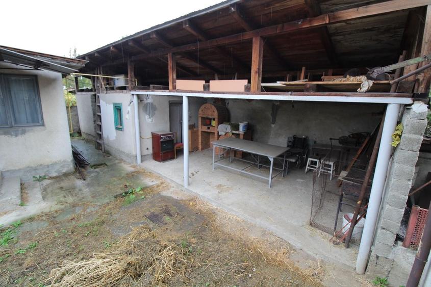 Casă individuală cu 6 camere cu Canalizare în Sud-Vest