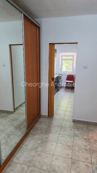 De închiriat garsonieră spațioasă cu loc de parcare De închiriat garsonieră spațioasă cu loc de parcare