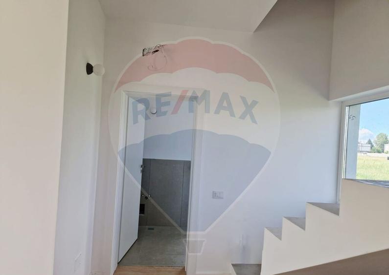 Casa / Vila - 132,5 mp , teren - 264 mp / zona Carcea - 22